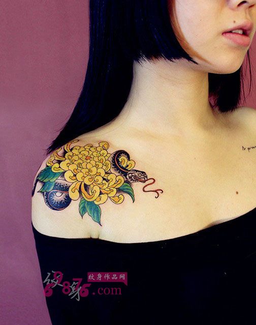 复古菊花与蛇香肩纹身图片