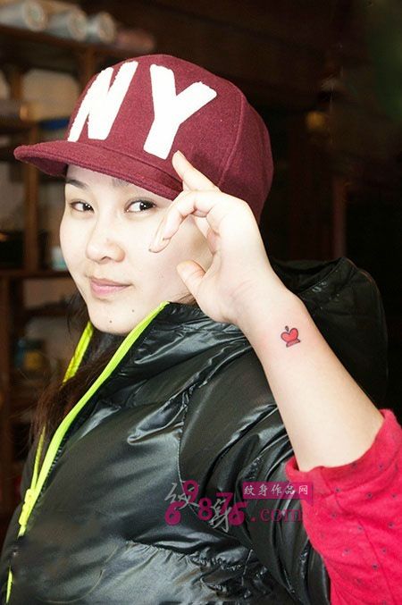 小美女手腕清新皇冠纹身图片