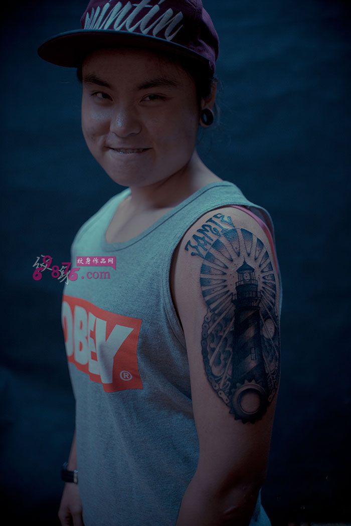 型男手臂灯塔时尚纹身图片