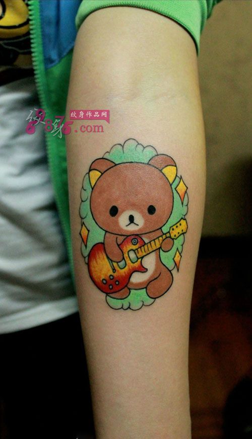 可爱吉他小熊手臂纹身图片