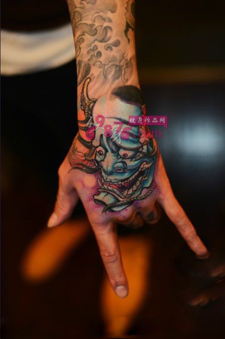 个性彩色般若手背时尚纹身图片