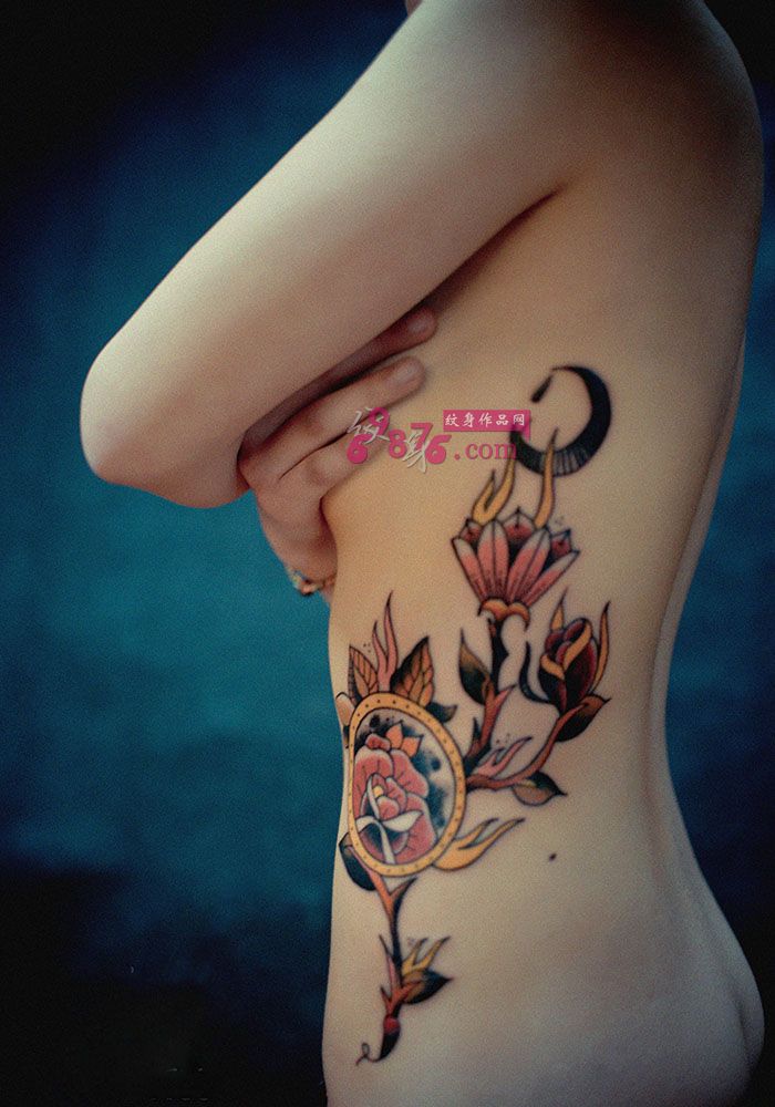 美女纤腰创意花朵纹身图片