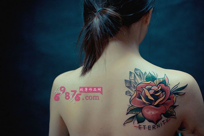 美女香肩美丽玫瑰纹身图片