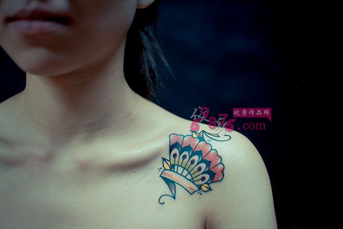 香肩创意羽毛扇子纹身图片