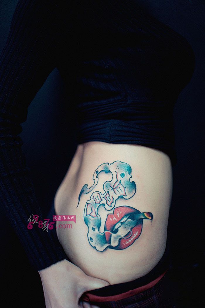 侧腰个性红唇女抽烟纹身图片