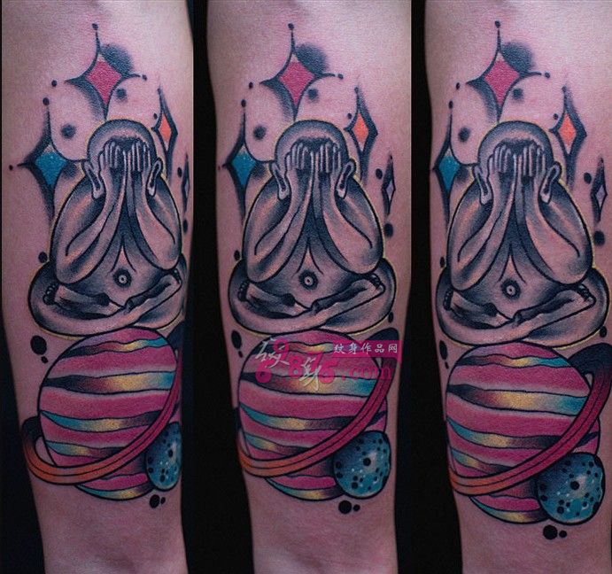 另类创意星球猴子手臂纹身图片