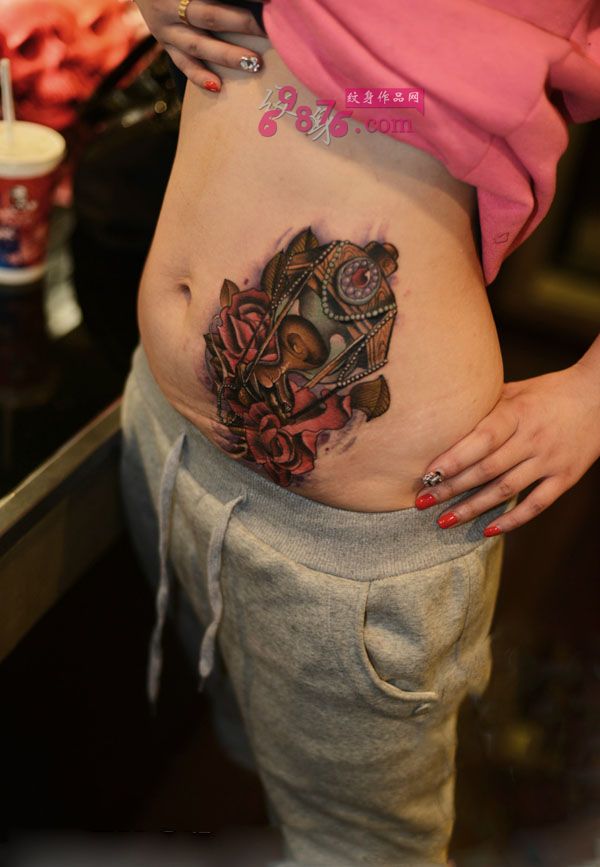 美女侧腰复古沙漏纹身图片