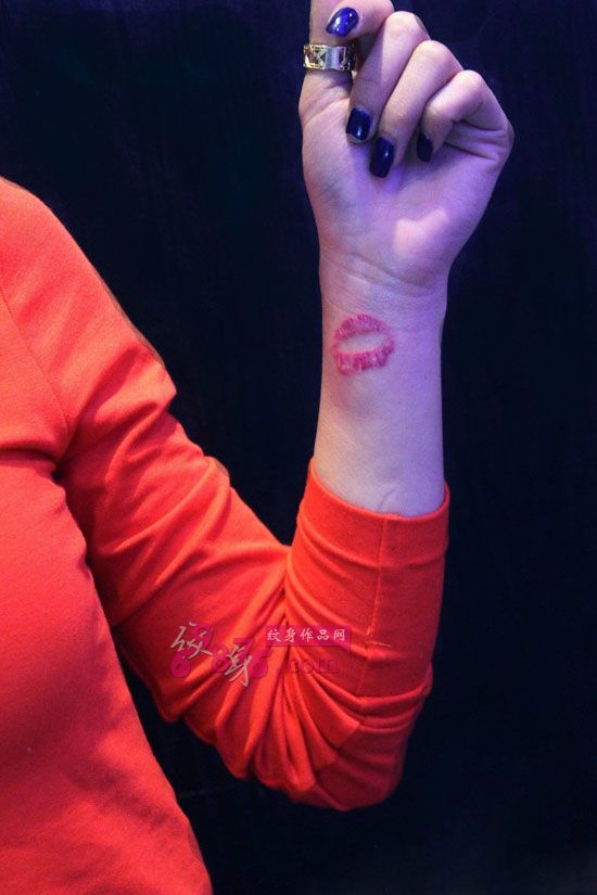 粉红唇手腕时尚纹身图片