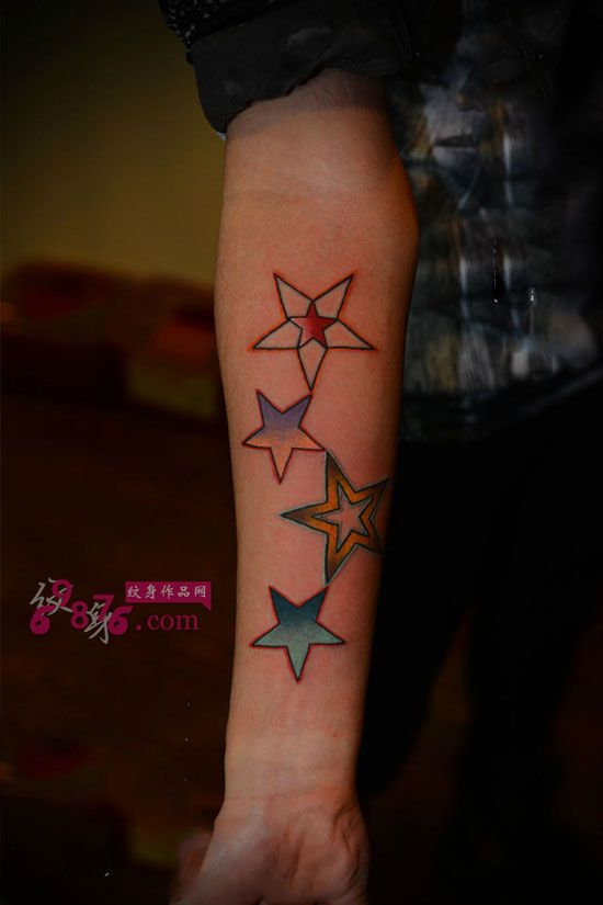 炫彩星星手臂时尚纹身图片