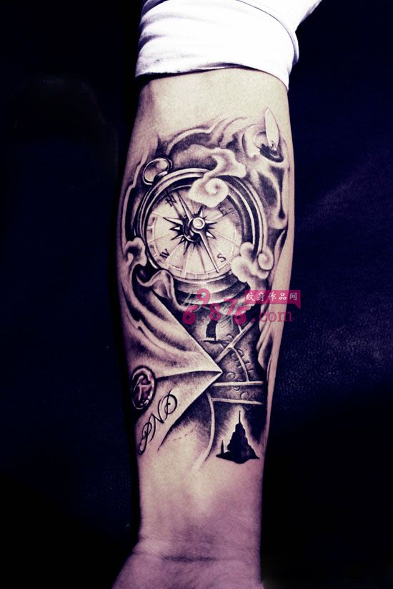 复古黑灰怀表手臂纹身图片