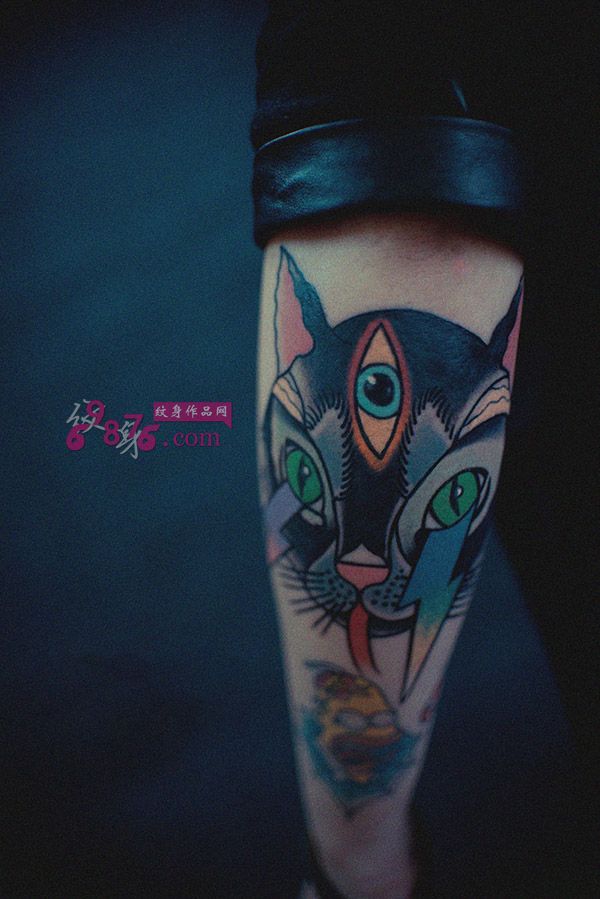 创意三眼黑猫手臂纹身图片