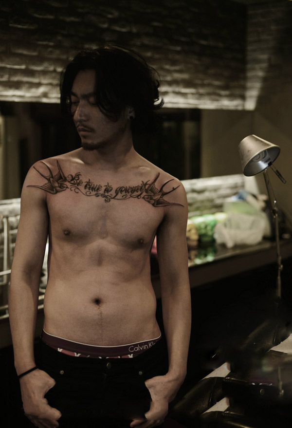 型男胸部双燕英文时尚纹身图片