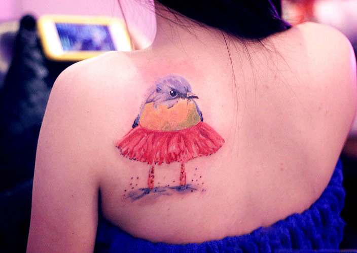 肩部创意穿蓬蓬裙小鸟纹身图片