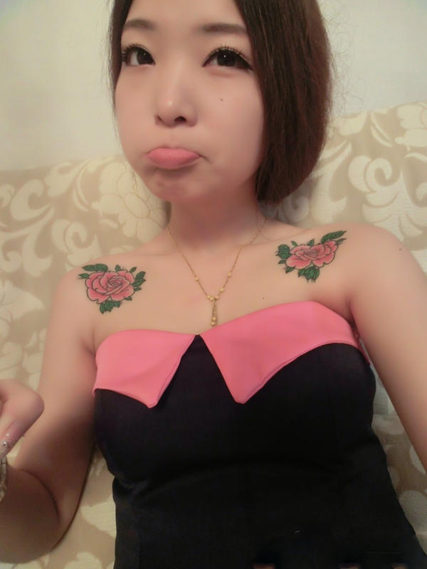 小美女双肩玫瑰花纹身图片