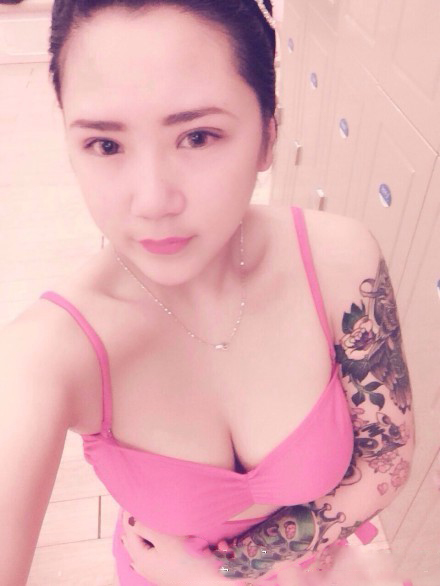 美女霸气花臂时尚纹身图片