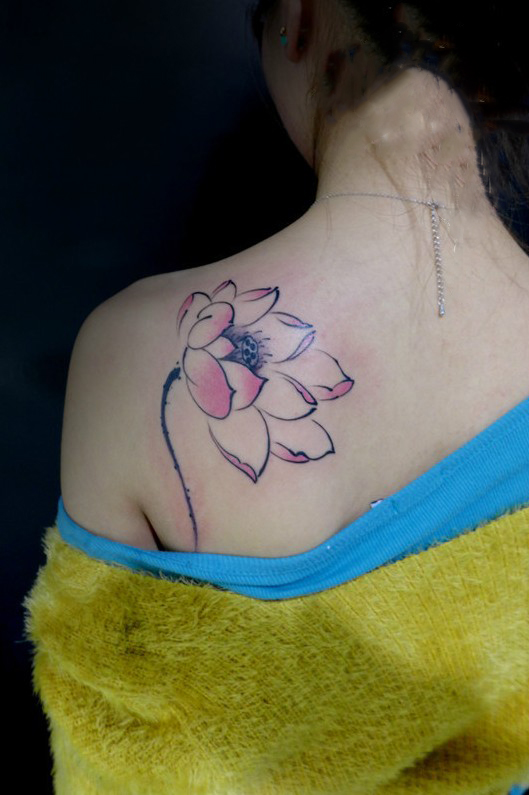 美女香肩小清新莲花纹身图片