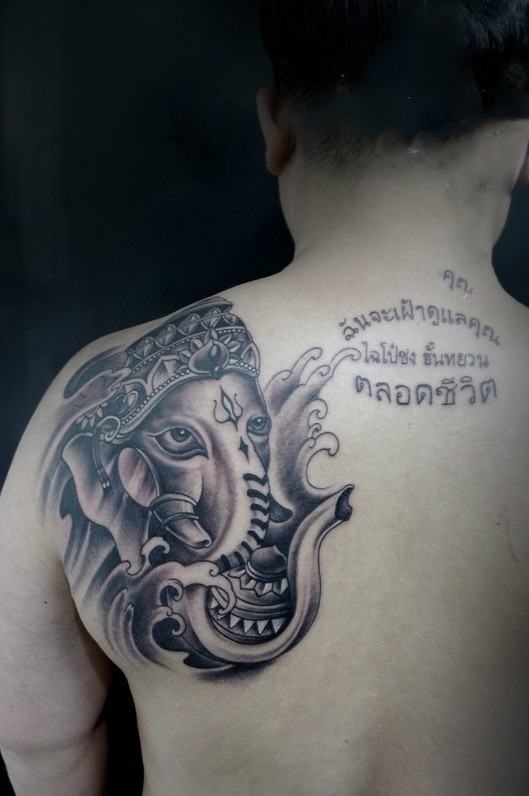 男人传统象神肩部纹身图片