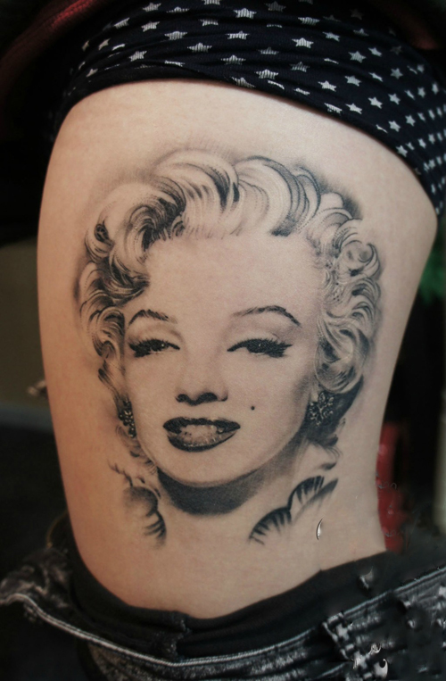 侧腰性感梦露头像纹身图片