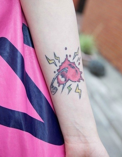 粉色心形图案手腕纹身图片