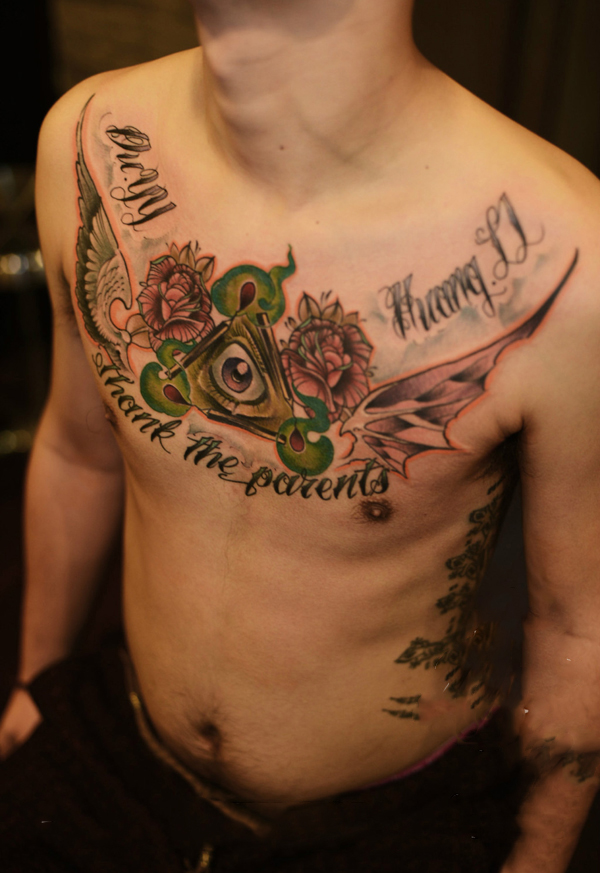 男人上帝之眼胸花纹身图片