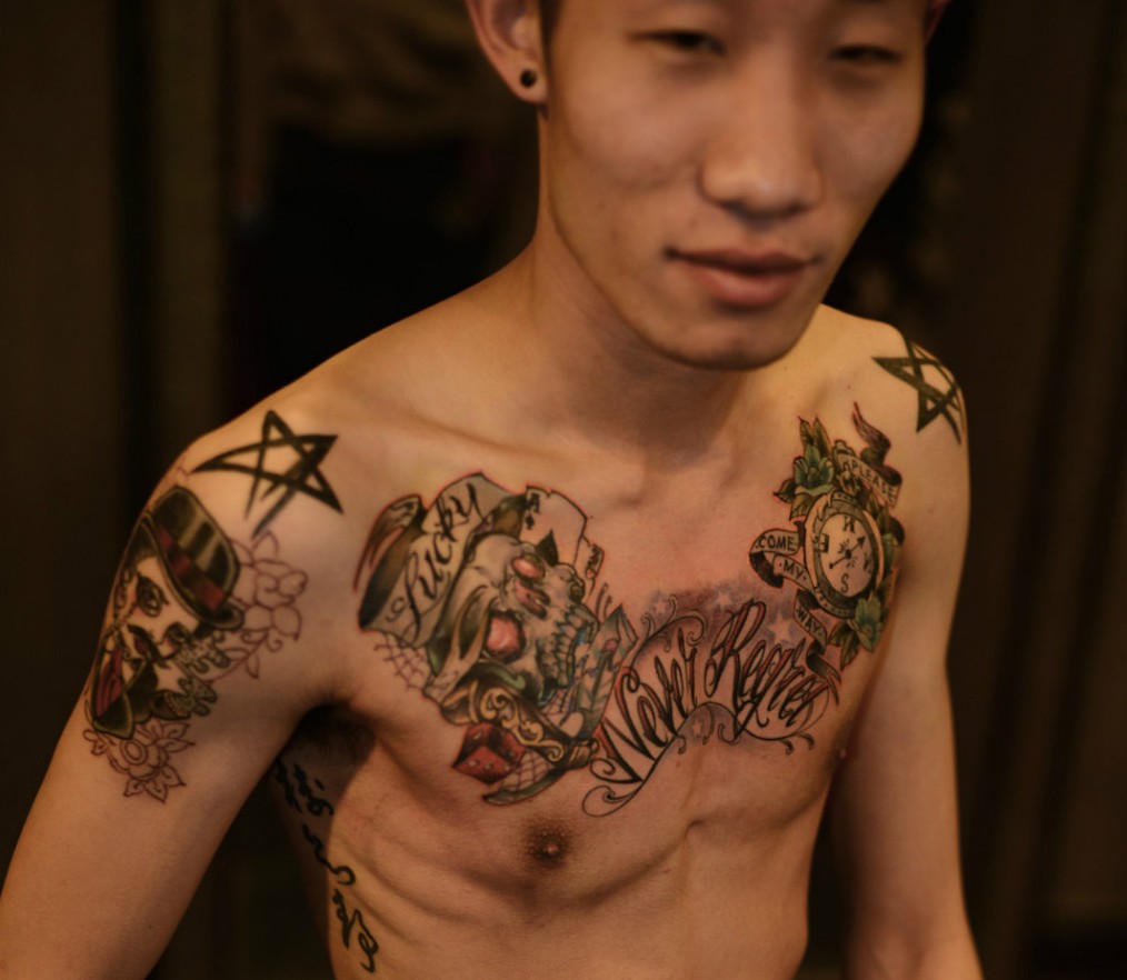 男生骷髅与怀表胸花纹身图片