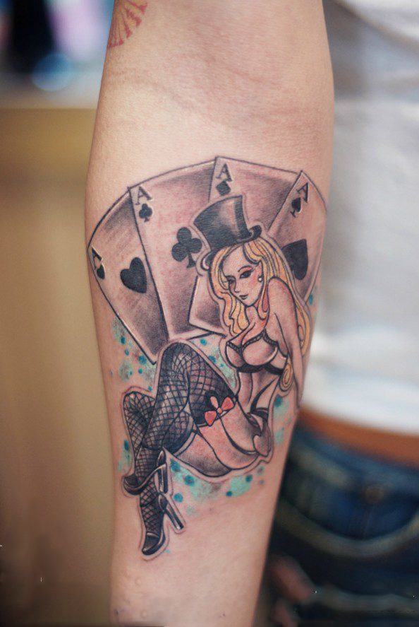 性感扑克女郎手臂纹身图片