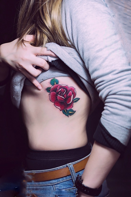 女生侧胸红玫瑰花纹身图片