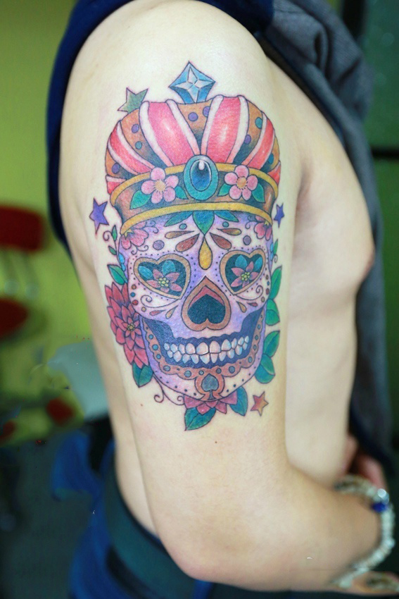 男人手臂多彩骷髅皇冠纹身图片