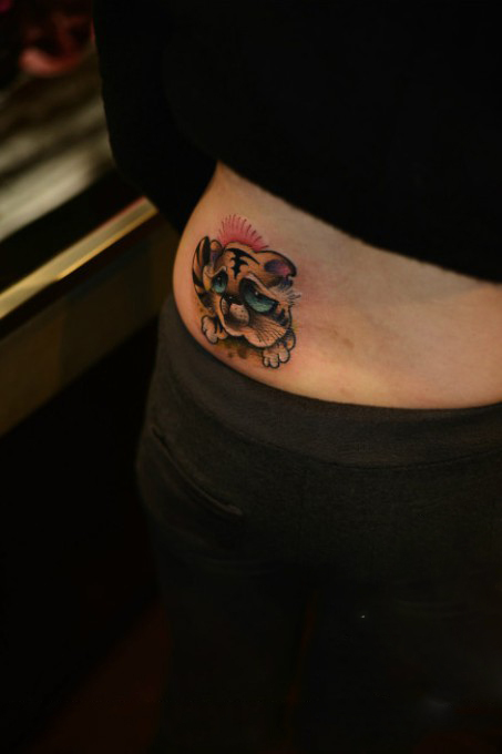 可爱老虎头像侧腰纹身图片