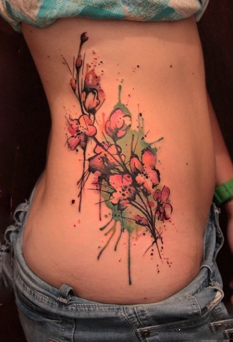 侧腰水墨风鲜花纹身图片