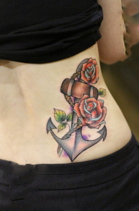 美女侧腰船锚玫瑰纹身图片