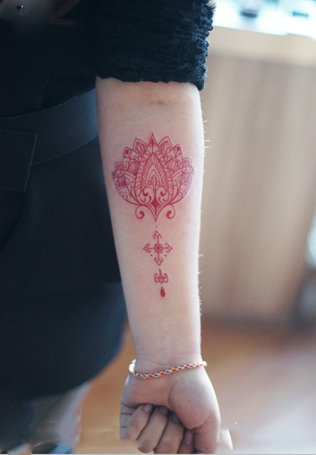 时尚小手臂红色梵花纹身图片