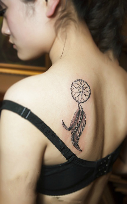 美女香肩时尚捕梦网纹身图片