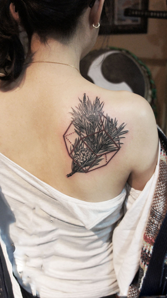 美女香肩松树果子个性纹身图片