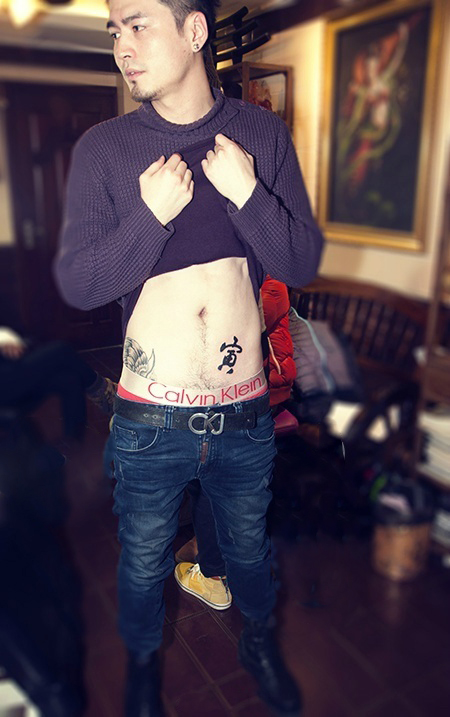 帅哥侧腰文字时尚纹身图片