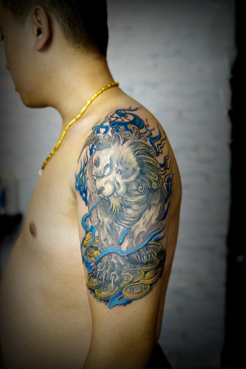 男生手臂霸气狮子手臂纹身图片