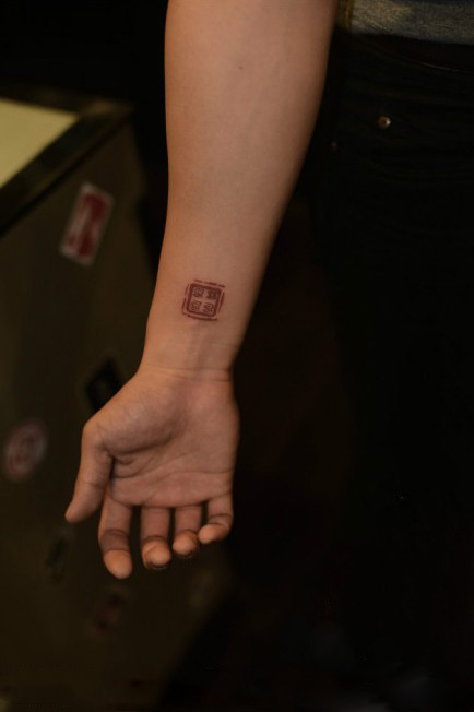 手臂清新印章纹身图片