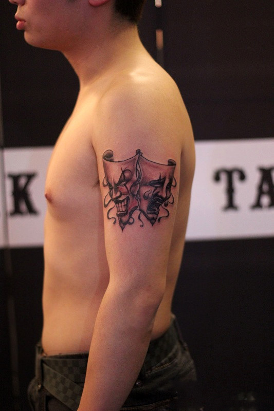 男生手臂魔鬼面具纹身图片