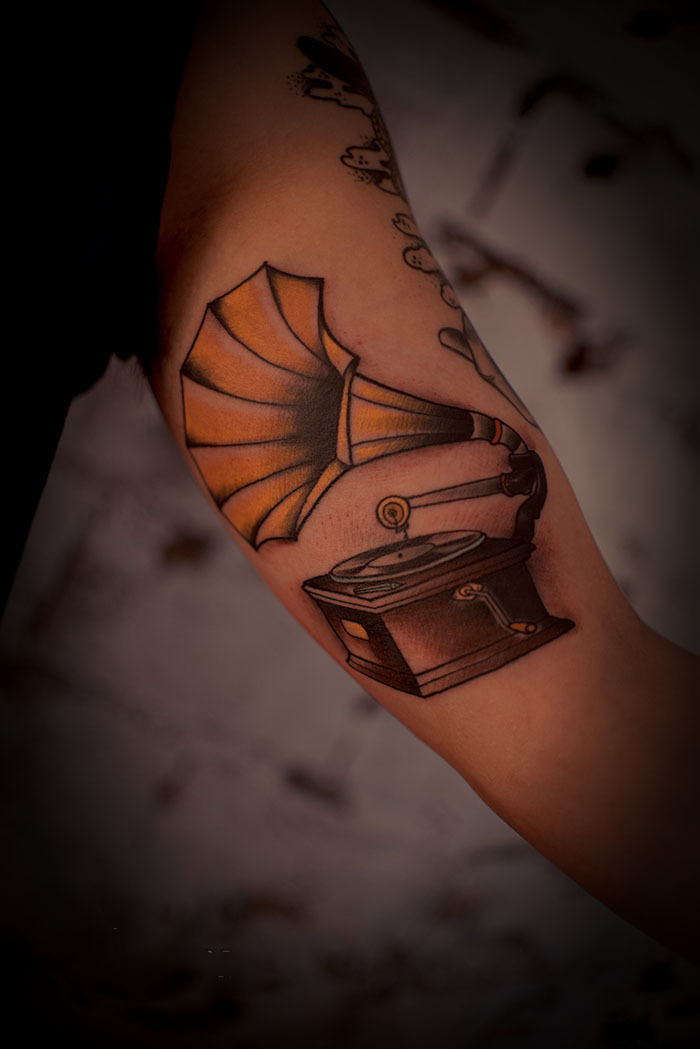 复古留声机手臂纹身图片