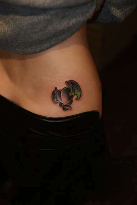 侧腰恶魔心时尚纹身图片