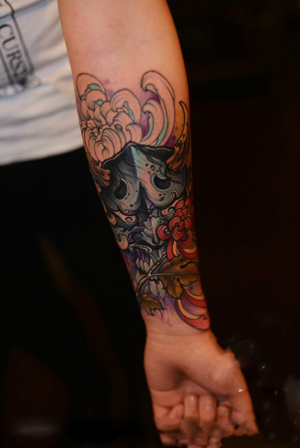 另类彩色骷髅面具手臂纹身图片