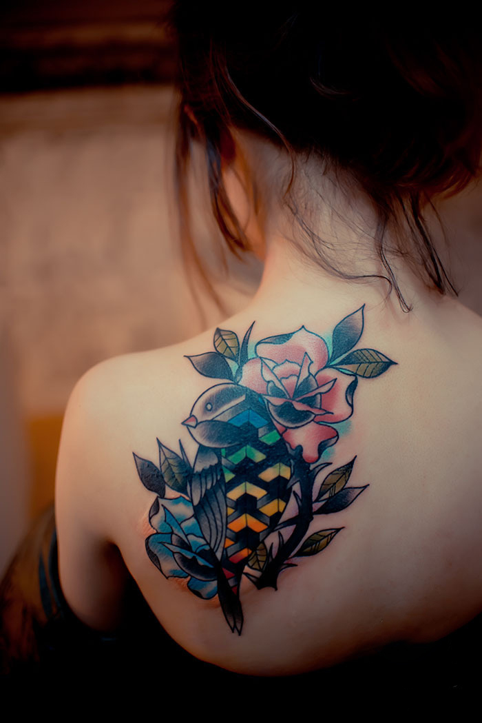 美女香肩彩色鸟纹身图片