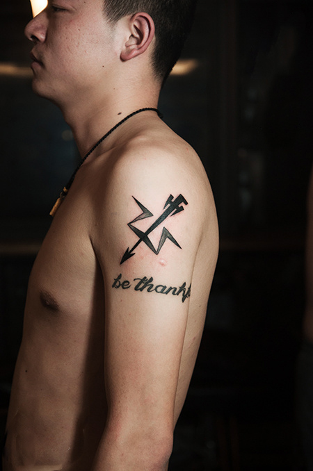 男生恶魔之剑手臂纹身图片