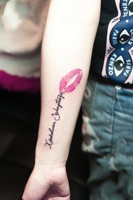 粉色红唇英文手臂纹身图片