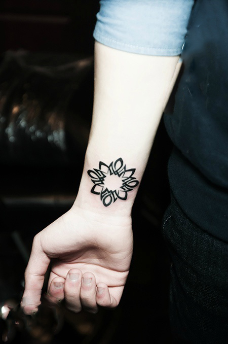 创意黑灰花朵纹身图片