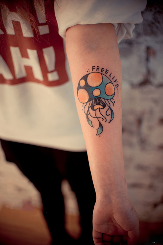 可爱彩色小水母手臂纹身图片