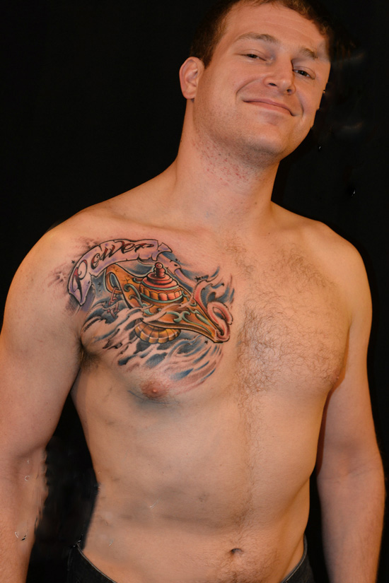 欧美帅哥胸口阿拉丁神灯纹身图片