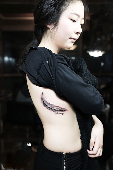 小美女侧腰羽毛纹身图片