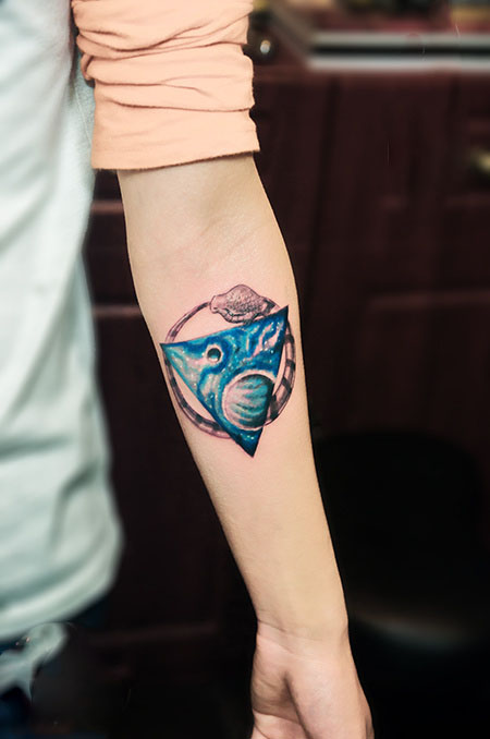 创意三角蓝色星空纹身图片