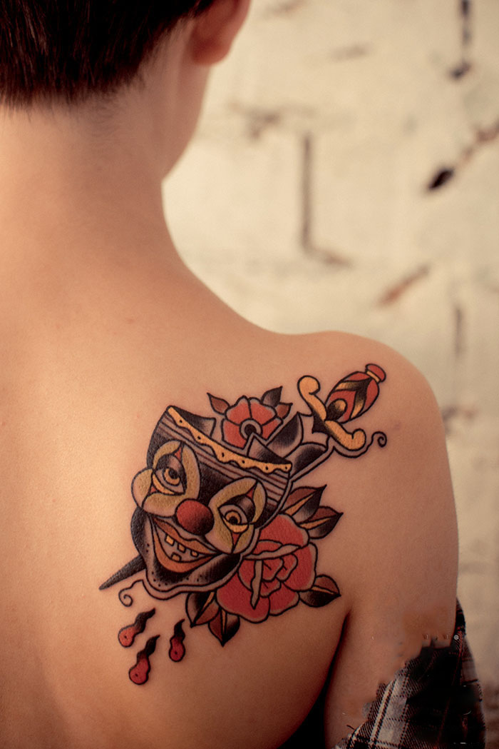 香肩创意小丑面具纹身图片